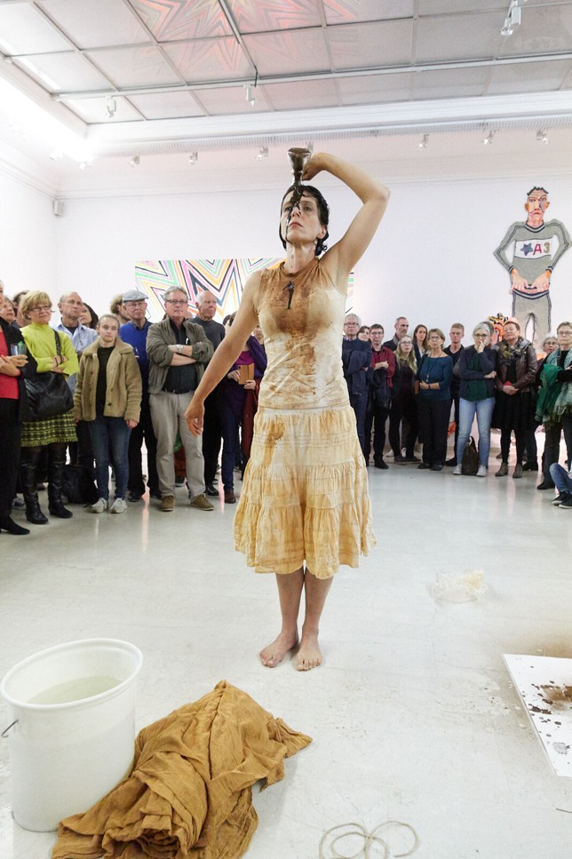 Performance-Art-Claudia-Bucher-Harlekin-05.jpg