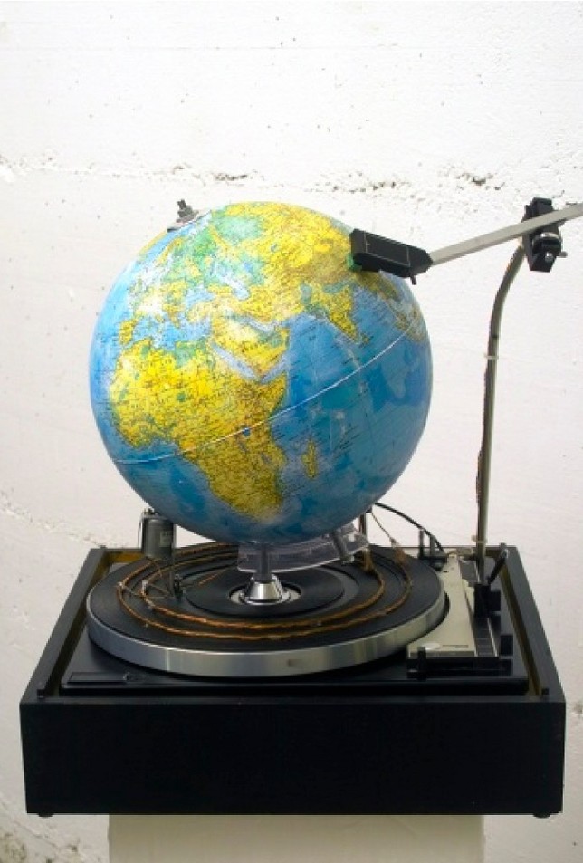 Spiel mir das Lied der Welt, 2008, Installation, 45x41x34,5cm