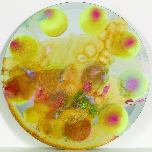 Plasma 2, Öl, Holzlasur und Spray auf Spiegelglas Ø 50 cm, 2019