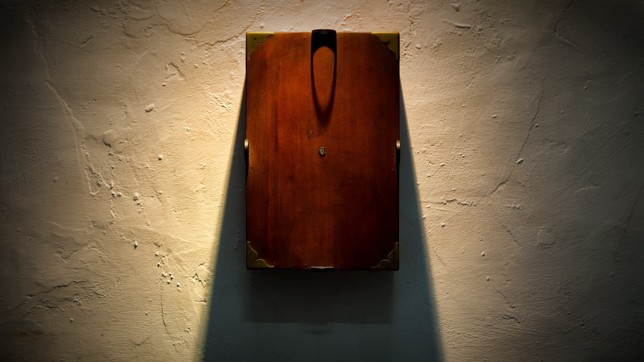 Rudy Rubio Rodriguez, Guillotine, Holz, Zigarrenhülle, Linse,  Bronze, 35 x 25 cm, 2016
